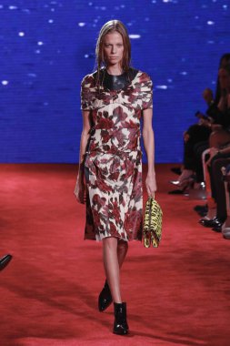 New York, Ny - 11 Eylül: Manken pist Calvin Klein koleksiyonu için New York moda haftası New York Menkul Kıymetler Borsası, 11 Eylül 2018 sırasında New York'ta yürür. 