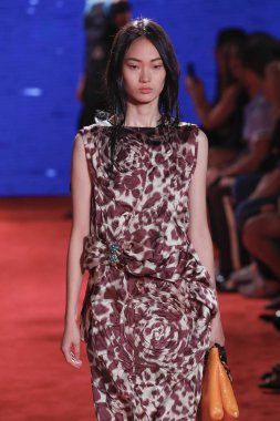 New York, Ny - 11 Eylül: Manken pist Calvin Klein koleksiyonu için New York moda haftası New York Menkul Kıymetler Borsası, 11 Eylül 2018 sırasında New York'ta yürür. 