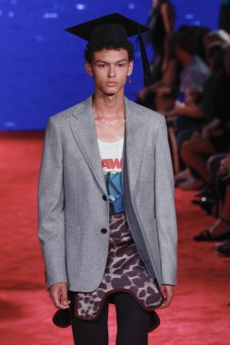 New York, Ny - 11 Eylül: Manken pist Calvin Klein koleksiyonu için New York moda haftası New York Menkul Kıymetler Borsası, 11 Eylül 2018 sırasında New York'ta yürür. 