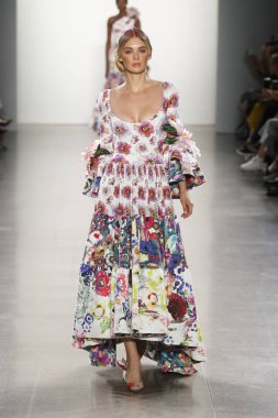 New York, Ny - 11 Eylül: Manken pist Chiara Boni La Petite elbise için New York moda haftası sırasında yürür: gösterir New York'ta 11 Eylül 2018 bahar stüdyolarında Galerisi II.