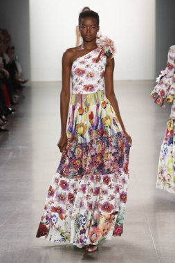 New York, Ny - 11 Eylül: Manken pist Chiara Boni La Petite elbise için New York moda haftası sırasında yürür: gösterir New York'ta 11 Eylül 2018 bahar stüdyolarında Galerisi II.