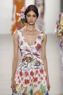 New York, Ny - 11 Eylül: Manken pist Chiara Boni La Petite elbise için New York moda haftası sırasında yürür: gösterir New York'ta 11 Eylül 2018 bahar stüdyolarında Galerisi II.