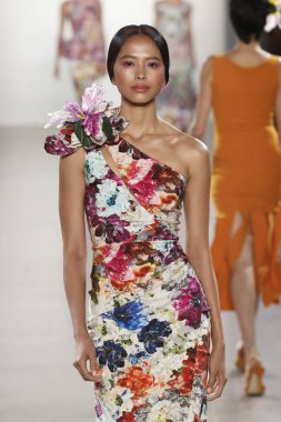 New York, Ny - 11 Eylül: Manken pist Chiara Boni La Petite elbise için New York moda haftası sırasında yürür: gösterir New York'ta 11 Eylül 2018 bahar stüdyolarında Galerisi II.