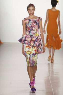 New York, Ny - 11 Eylül: Manken pist Chiara Boni La Petite elbise için New York moda haftası sırasında yürür: gösterir New York'ta 11 Eylül 2018 bahar stüdyolarında Galerisi II.