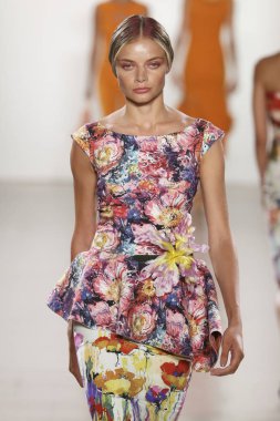 New York, Ny - 11 Eylül: Manken pist Chiara Boni La Petite elbise için New York moda haftası sırasında yürür: gösterir New York'ta 11 Eylül 2018 bahar stüdyolarında Galerisi II.