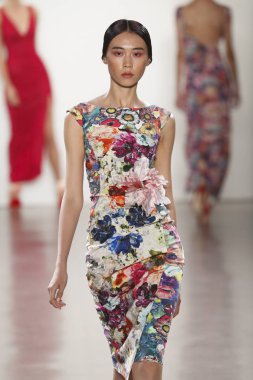 New York, Ny - 11 Eylül: Manken pist Chiara Boni La Petite elbise için New York moda haftası sırasında yürür: gösterir New York'ta 11 Eylül 2018 bahar stüdyolarında Galerisi II.