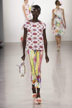 New York, Ny - 11 Eylül: Manken pist Chiara Boni La Petite elbise için New York moda haftası sırasında yürür: gösterir New York'ta 11 Eylül 2018 bahar stüdyolarında Galerisi II.