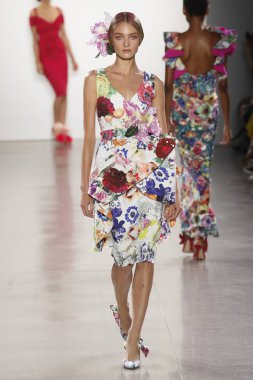 New York, Ny - 11 Eylül: Manken pist Chiara Boni La Petite elbise için New York moda haftası sırasında yürür: gösterir New York'ta 11 Eylül 2018 bahar stüdyolarında Galerisi II.