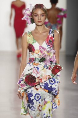 New York, Ny - 11 Eylül: Manken pist Chiara Boni La Petite elbise için New York moda haftası sırasında yürür: gösterir New York'ta 11 Eylül 2018 bahar stüdyolarında Galerisi II.