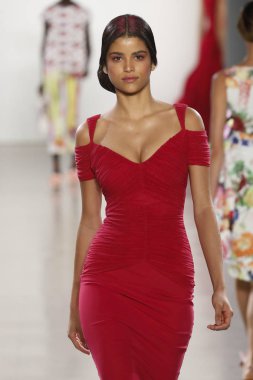 New York, Ny - 11 Eylül: Manken pist Chiara Boni La Petite elbise için New York moda haftası sırasında yürür: gösterir New York'ta 11 Eylül 2018 bahar stüdyolarında Galerisi II.