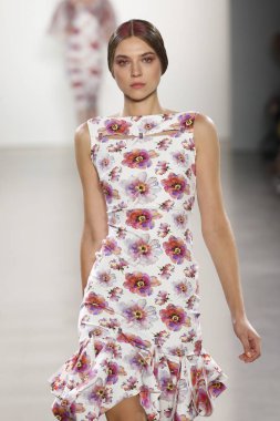 New York, Ny - 11 Eylül: Manken pist Chiara Boni La Petite elbise için New York moda haftası sırasında yürür: gösterir New York'ta 11 Eylül 2018 bahar stüdyolarında Galerisi II.