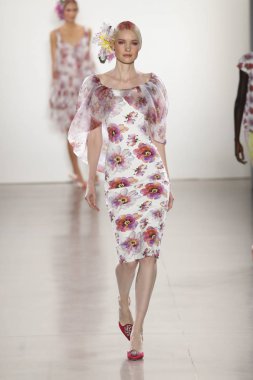 New York, Ny - 11 Eylül: Manken pist Chiara Boni La Petite elbise için New York moda haftası sırasında yürür: gösterir New York'ta 11 Eylül 2018 bahar stüdyolarında Galerisi II.