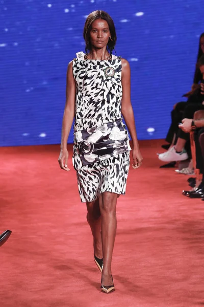 Nova Iorque Setembro Modelo Caminha Pista Calvin Klein Collection Durante — Fotografia de Stock