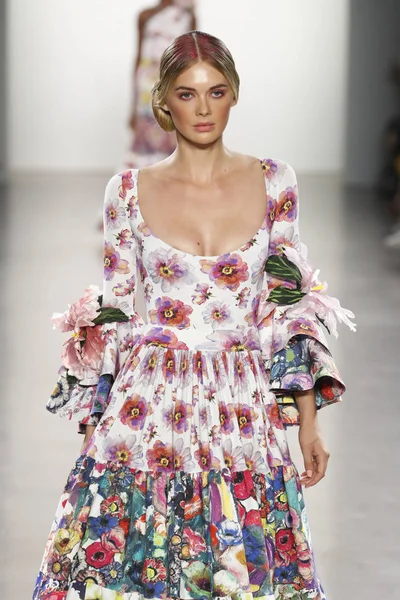New York September Model Walks Runway Chiara Boni Petite Robe — Stock Photo, Image