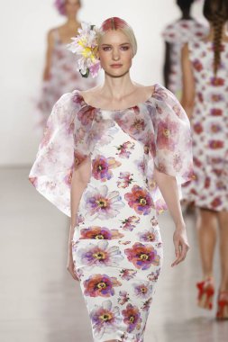 New York, Ny - 11 Eylül: Manken pist Chiara Boni La Petite elbise için New York moda haftası sırasında yürür: gösterir New York'ta 11 Eylül 2018 bahar stüdyolarında Galerisi II.