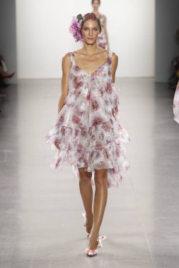 New York, Ny - 11 Eylül: Manken pist Chiara Boni La Petite elbise için New York moda haftası sırasında yürür: gösterir New York'ta 11 Eylül 2018 bahar stüdyolarında Galerisi II.