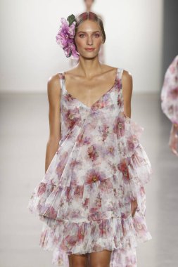 New York, Ny - 11 Eylül: Manken pist Chiara Boni La Petite elbise için New York moda haftası sırasında yürür: gösterir New York'ta 11 Eylül 2018 bahar stüdyolarında Galerisi II.