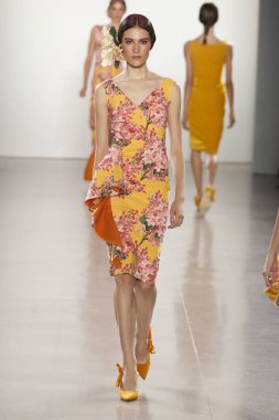 New York, Ny - 11 Eylül: Manken pist Chiara Boni La Petite elbise için New York moda haftası sırasında yürür: gösterir New York'ta 11 Eylül 2018 bahar stüdyolarında Galerisi II.