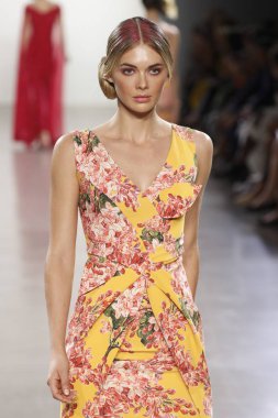 New York, Ny - 11 Eylül: Manken pist Chiara Boni La Petite elbise için New York moda haftası sırasında yürür: gösterir New York'ta 11 Eylül 2018 bahar stüdyolarında Galerisi II.