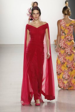 New York, Ny - 11 Eylül: Manken pist Chiara Boni La Petite elbise için New York moda haftası sırasında yürür: gösterir New York'ta 11 Eylül 2018 bahar stüdyolarında Galerisi II.