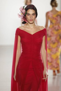 New York, Ny - 11 Eylül: Manken pist Chiara Boni La Petite elbise için New York moda haftası sırasında yürür: gösterir New York'ta 11 Eylül 2018 bahar stüdyolarında Galerisi II.