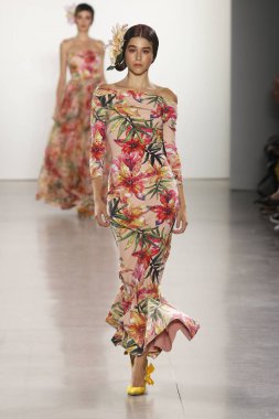 New York, Ny - 11 Eylül: Manken pist Chiara Boni La Petite elbise için New York moda haftası sırasında yürür: gösterir New York'ta 11 Eylül 2018 bahar stüdyolarında Galerisi II.