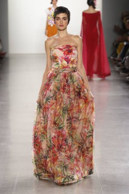 New York, Ny - 11 Eylül: Manken pist Chiara Boni La Petite elbise için New York moda haftası sırasında yürür: gösterir New York'ta 11 Eylül 2018 bahar stüdyolarında Galerisi II.