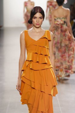 New York, Ny - 11 Eylül: Manken pist Chiara Boni La Petite elbise için New York moda haftası sırasında yürür: gösterir New York'ta 11 Eylül 2018 bahar stüdyolarında Galerisi II.