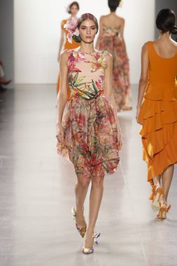 New York, Ny - 11 Eylül: Manken pist Chiara Boni La Petite elbise için New York moda haftası sırasında yürür: gösterir New York'ta 11 Eylül 2018 bahar stüdyolarında Galerisi II.