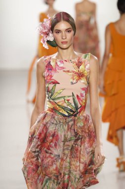 New York, Ny - 11 Eylül: Manken pist Chiara Boni La Petite elbise için New York moda haftası sırasında yürür: gösterir New York'ta 11 Eylül 2018 bahar stüdyolarında Galerisi II.