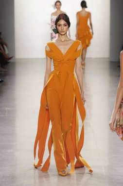 New York, Ny - 11 Eylül: Manken pist Chiara Boni La Petite elbise için New York moda haftası sırasında yürür: gösterir New York'ta 11 Eylül 2018 bahar stüdyolarında Galerisi II.