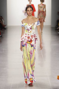 New York, Ny - 11 Eylül: Manken pist Chiara Boni La Petite elbise için New York moda haftası sırasında yürür: gösterir New York'ta 11 Eylül 2018 bahar stüdyolarında Galerisi II.