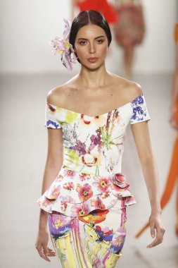 New York, Ny - 11 Eylül: Manken pist Chiara Boni La Petite elbise için New York moda haftası sırasında yürür: gösterir New York'ta 11 Eylül 2018 bahar stüdyolarında Galerisi II.