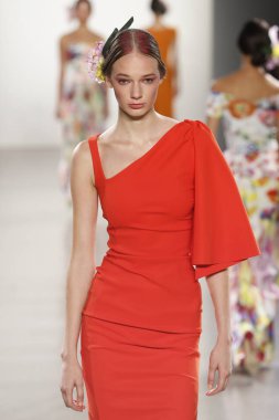 New York, Ny - 11 Eylül: Manken pist Chiara Boni La Petite elbise için New York moda haftası sırasında yürür: gösterir New York'ta 11 Eylül 2018 bahar stüdyolarında Galerisi II.