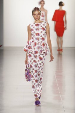 New York, Ny - 11 Eylül: Manken pist Chiara Boni La Petite elbise için New York moda haftası sırasında yürür: gösterir New York'ta 11 Eylül 2018 bahar stüdyolarında Galerisi II.