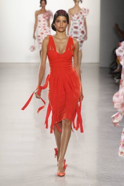 New York, Ny - 11 Eylül: Manken pist Chiara Boni La Petite elbise için New York moda haftası sırasında yürür: gösterir New York'ta 11 Eylül 2018 bahar stüdyolarında Galerisi II.