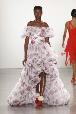 New York, Ny - 11 Eylül: Manken pist Chiara Boni La Petite elbise için New York moda haftası sırasında yürür: gösterir New York'ta 11 Eylül 2018 bahar stüdyolarında Galerisi II.