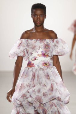 New York, Ny - 11 Eylül: Manken pist Chiara Boni La Petite elbise için New York moda haftası sırasında yürür: gösterir New York'ta 11 Eylül 2018 bahar stüdyolarında Galerisi II.