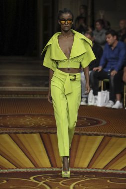 New York, Ny - Eylül 08: Manken Christian Siriano - New York moda haftası sırasında pist pist yürür: gösterir üzerinde 8 Eylül 2018 New York City.