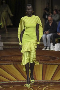 New York, Ny - Eylül 08: Manken Christian Siriano - New York moda haftası sırasında pist pist yürür: gösterir üzerinde 8 Eylül 2018 New York City.