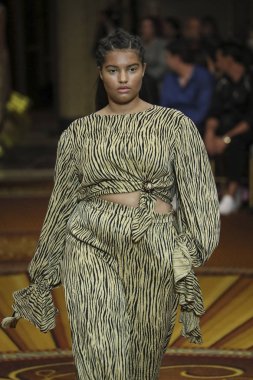 New York, Ny - Eylül 08: Manken Christian Siriano - New York moda haftası sırasında pist pist yürür: gösterir üzerinde 8 Eylül 2018 New York City.