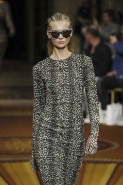 New York, Ny - Eylül 08: Manken Christian Siriano - New York moda haftası sırasında pist pist yürür: gösterir üzerinde 8 Eylül 2018 New York City.