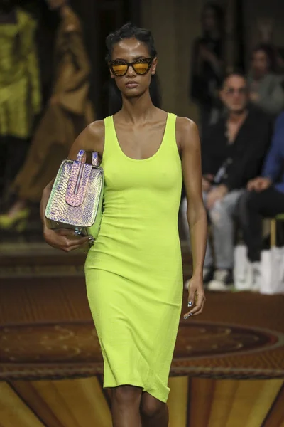 New York September Model Walks Runway Christian Siriano Runway New — Stock Photo, Image