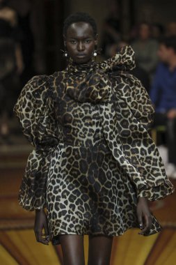 New York, Ny - Eylül 08: Manken Christian Siriano - New York moda haftası sırasında pist pist yürür: gösterir üzerinde 8 Eylül 2018 New York City.