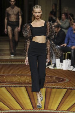 New York, Ny - Eylül 08: Manken Christian Siriano - New York moda haftası sırasında pist pist yürür: gösterir üzerinde 8 Eylül 2018 New York City.