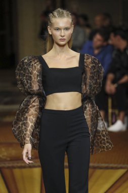 New York, Ny - Eylül 08: Manken Christian Siriano - New York moda haftası sırasında pist pist yürür: gösterir üzerinde 8 Eylül 2018 New York City.