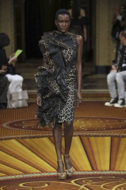 New York, Ny - Eylül 08: Manken Christian Siriano - New York moda haftası sırasında pist pist yürür: gösterir üzerinde 8 Eylül 2018 New York City.