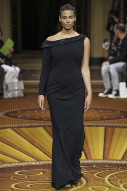 New York, Ny - Eylül 08: Manken Christian Siriano - New York moda haftası sırasında pist pist yürür: gösterir üzerinde 8 Eylül 2018 New York City.