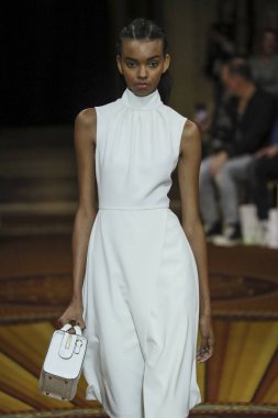 New York, Ny - Eylül 08: Manken Christian Siriano - New York moda haftası sırasında pist pist yürür: gösterir üzerinde 8 Eylül 2018 New York City.