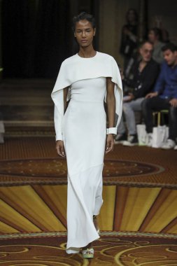 New York, Ny - Eylül 08: Manken Christian Siriano - New York moda haftası sırasında pist pist yürür: gösterir üzerinde 8 Eylül 2018 New York City.